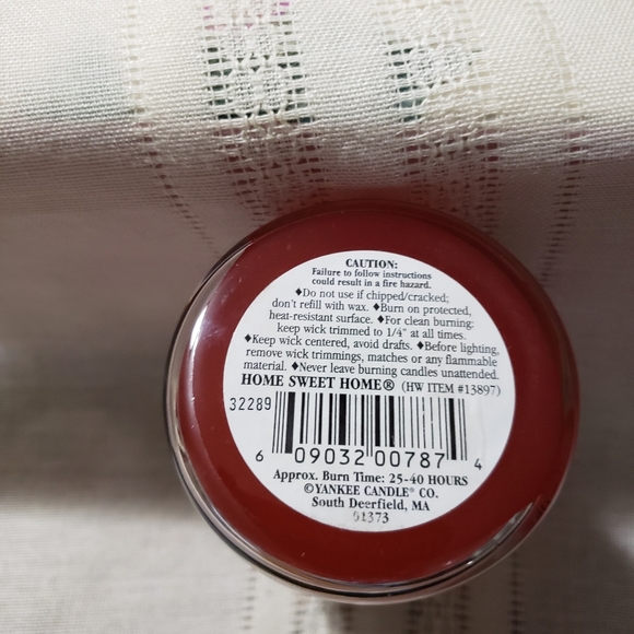 Yankee Candle Topper Holly Cranberry Christmas with Candle - Picture 7 of 9